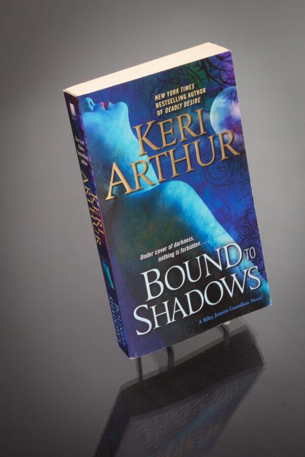 Keri Arthur - Bound To Shadows