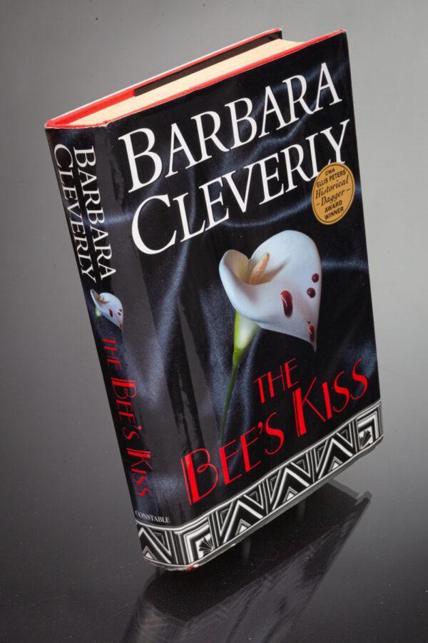 Barbara Cleverly - The Bee's Kiss